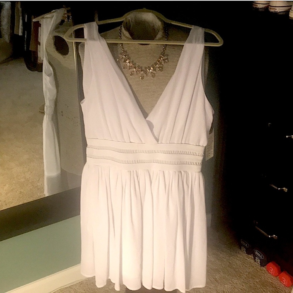 [SOLD] BB Dakota Simple White V Neck Dress Large